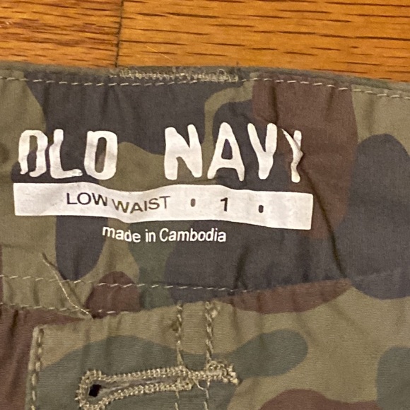 Old Navy Low Waist / Rise Y2K Camouflage Camo Cargo Shorts, size 1. - Picture 3 of 6